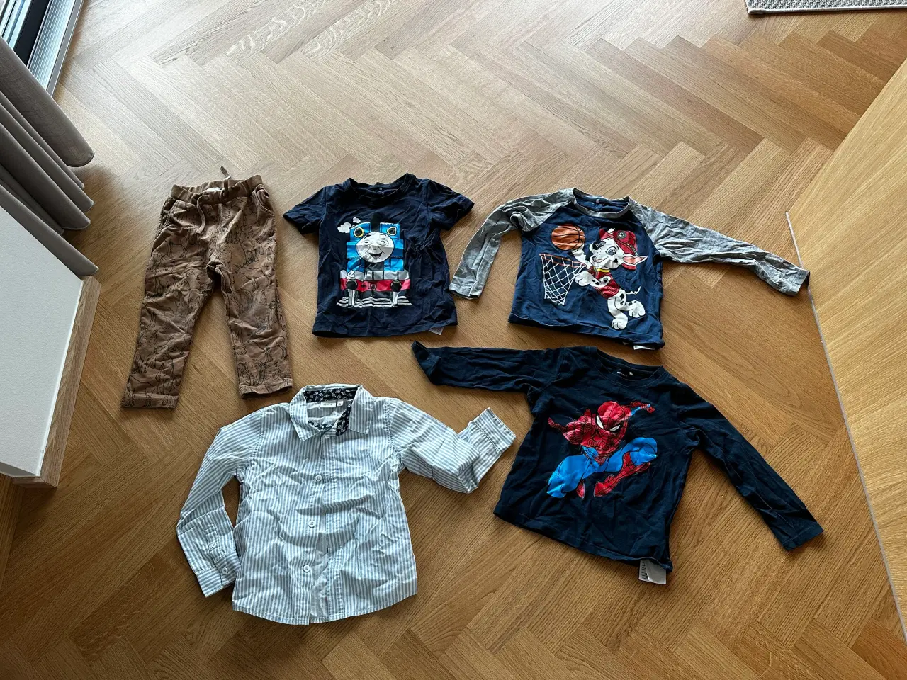 Billede 2 - Lille drengetøjpakke str 104 (5 dele)