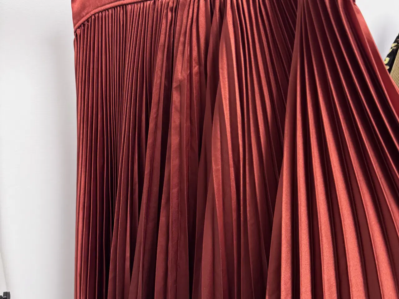 Billede 4 - Smuk nederdel ny