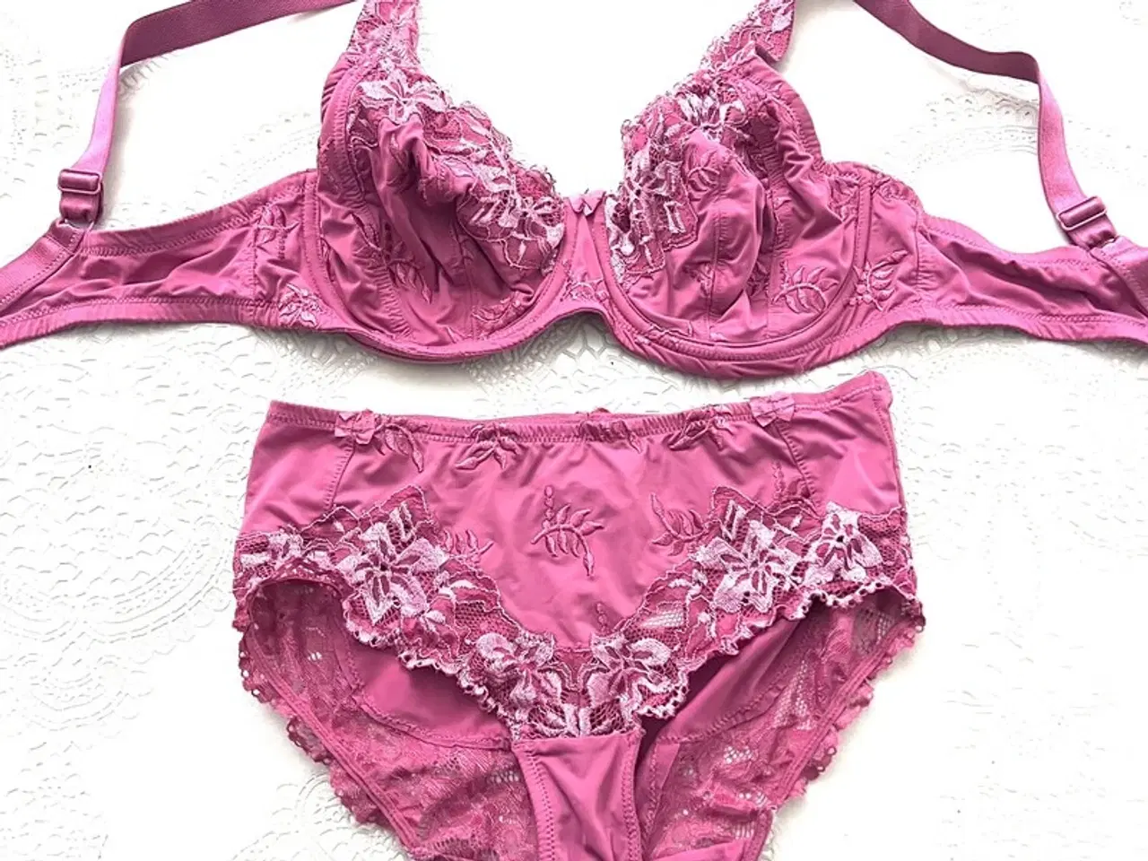 Billede 1 - Femilet cerise bh-sæt. Str 38. Bh 75 D. 