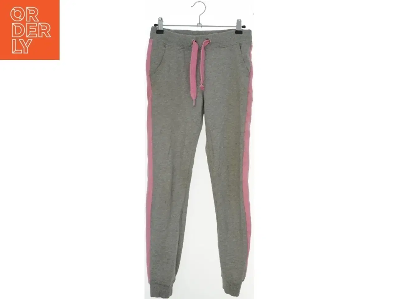 Billede 1 - Grå sweatpants med pink striber fra C&A (str. 152)