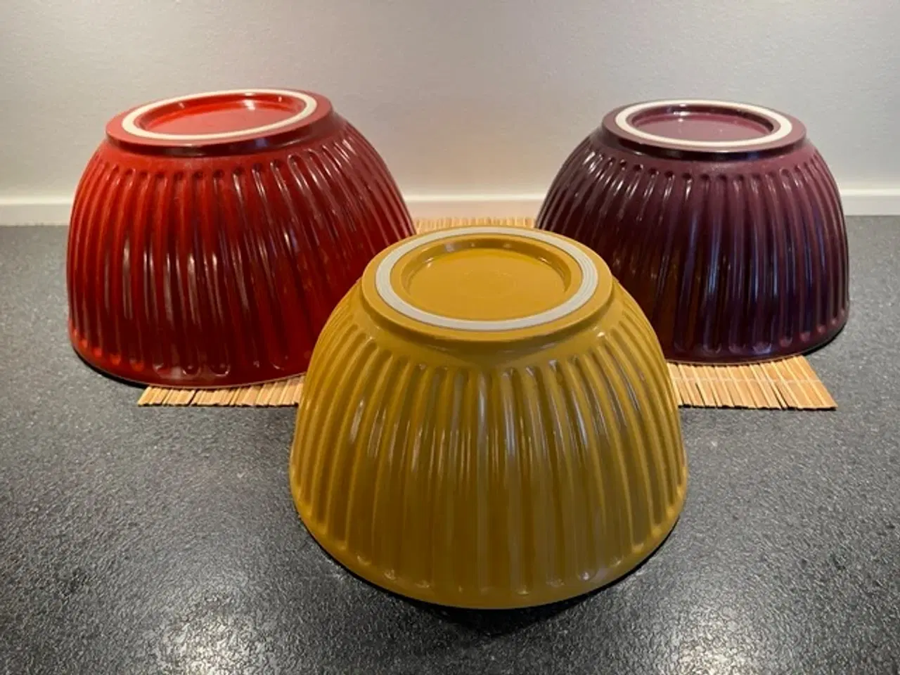 Billede 2 - Sæt med 3 riflede flerfarvede melamin skåle