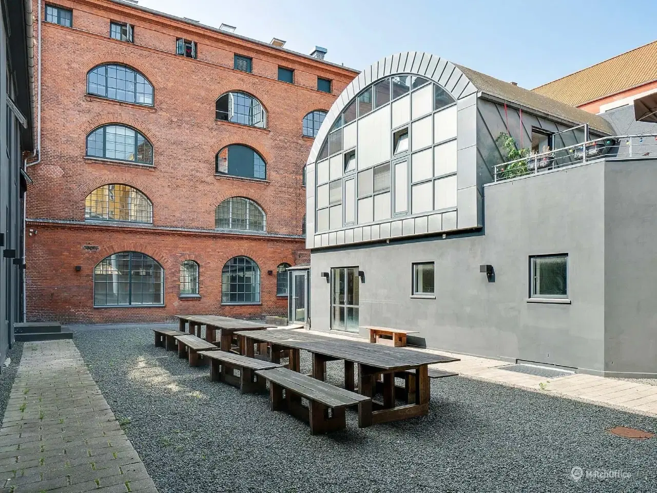 Billede 7 - Lyst og højloftet kontormiljø i tidligere fabriksbygning på Østerbro