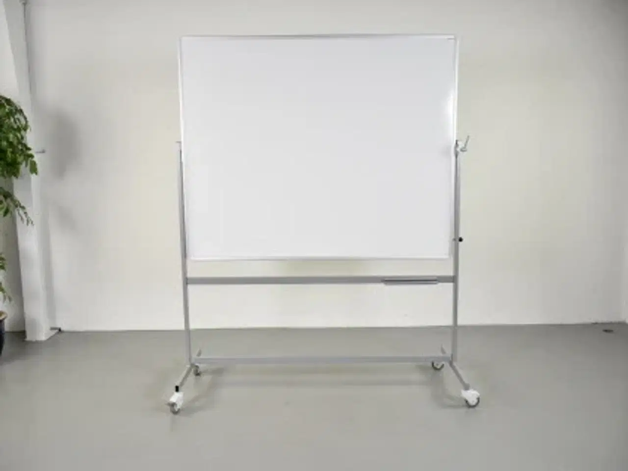 Billede 1 - Vanerum dobbeltsidet whiteboard svingtavle på hjul