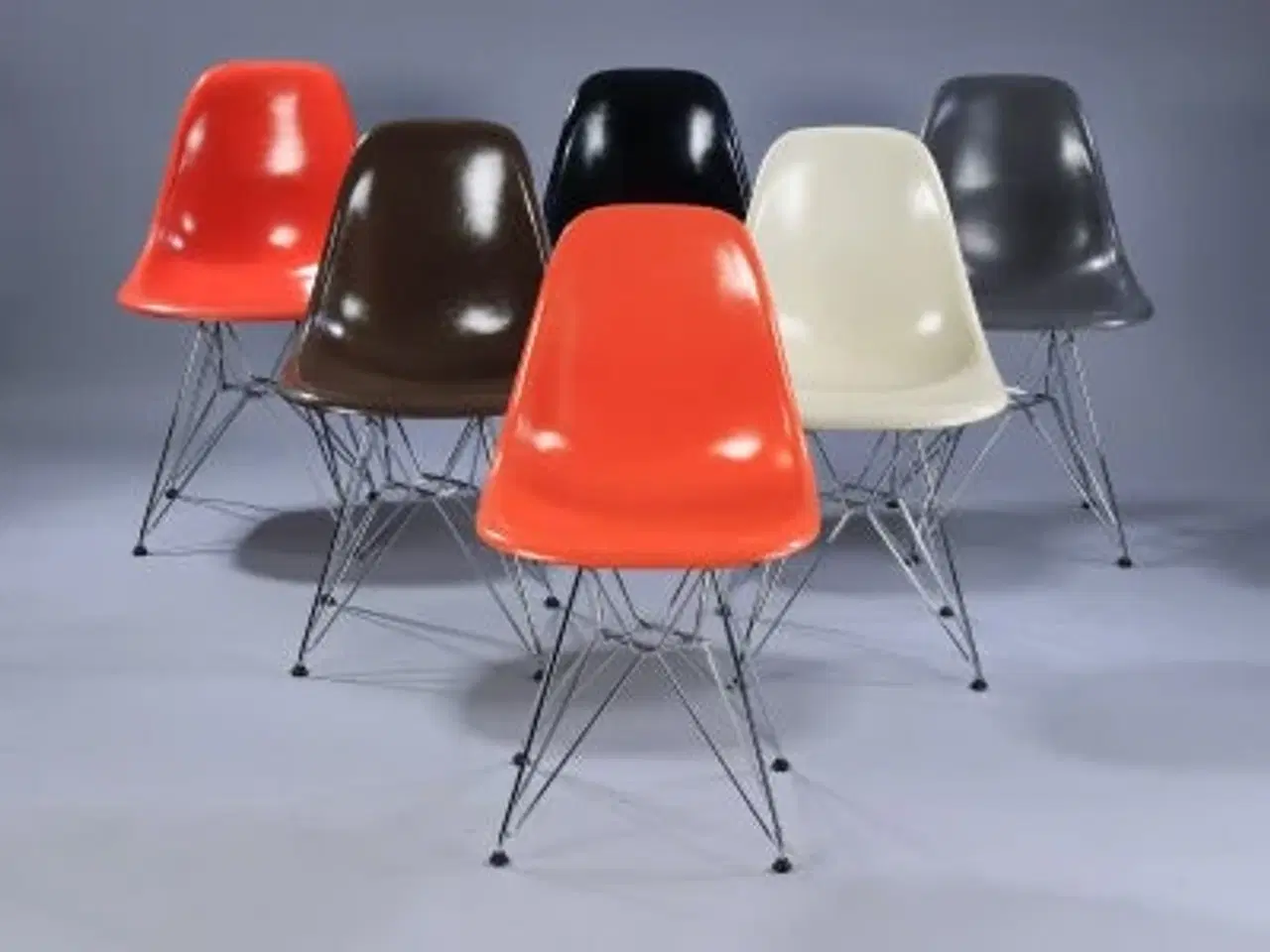 Billede 6 - Købes : Eames stole i alle farver.
