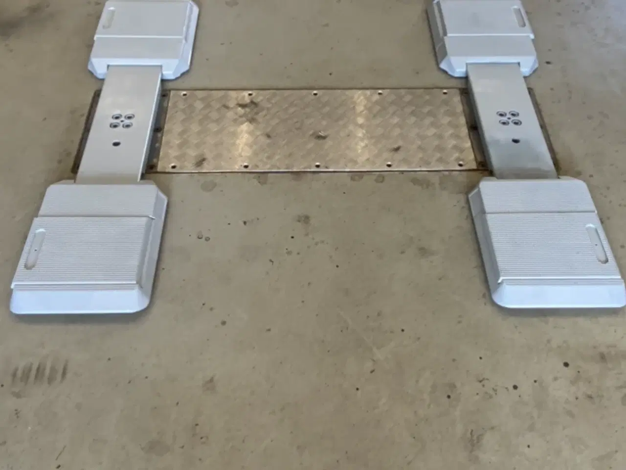 Billede 1 - Stenhøj Autolift 2 stemplet i gulv 