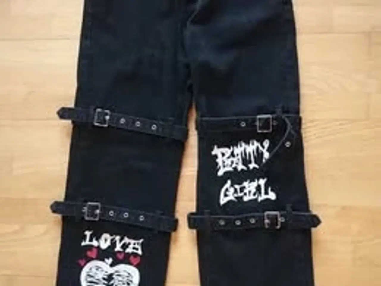 Billede 1 - Cowboy bukser med print og spænder