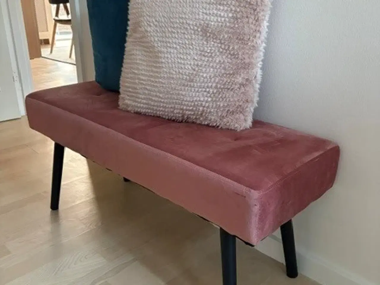 Billede 1 - Elegant velourbænk i rosa – moderne design”
