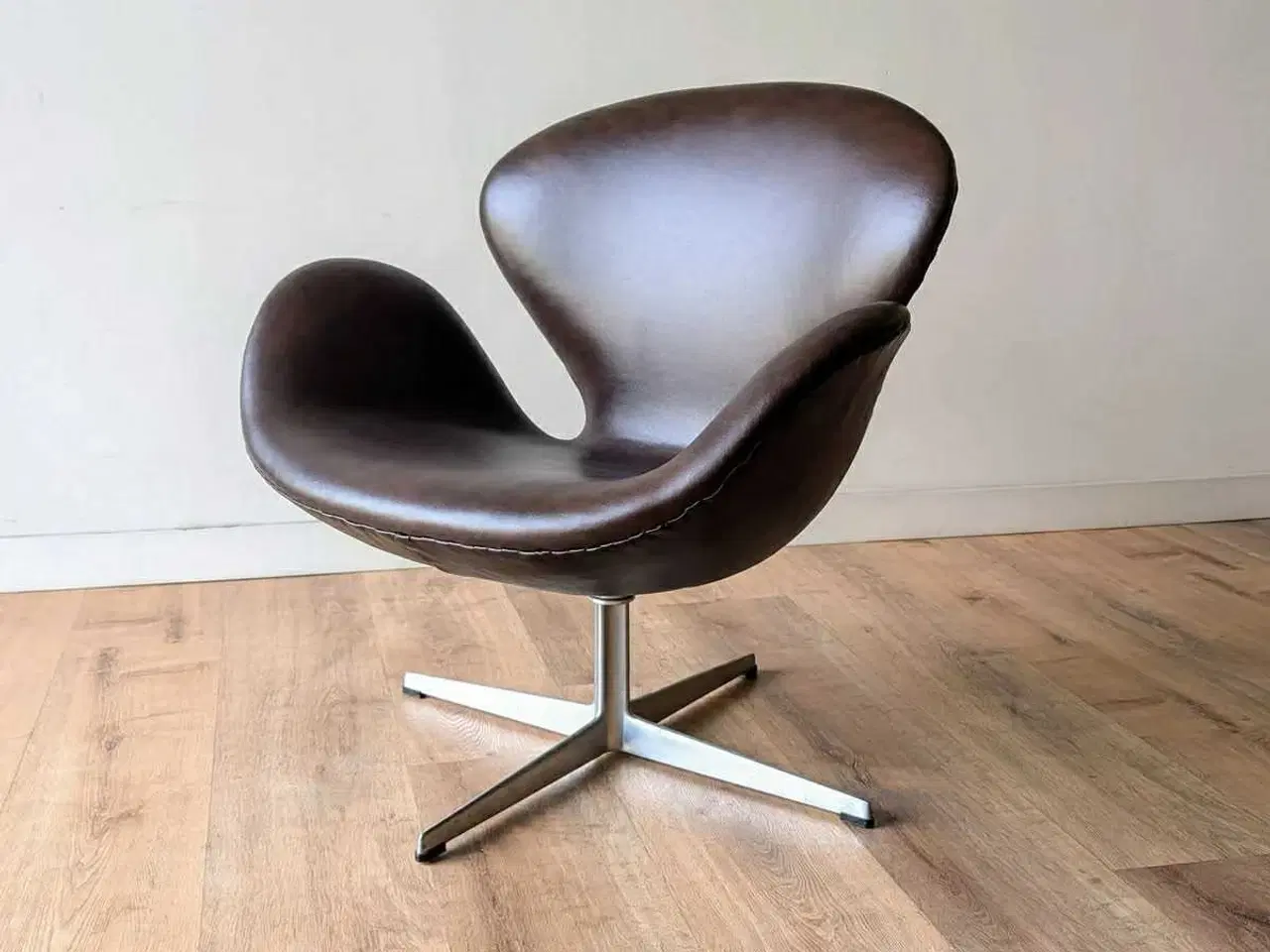 Billede 1 - Svanen lænestol i chokolade læde