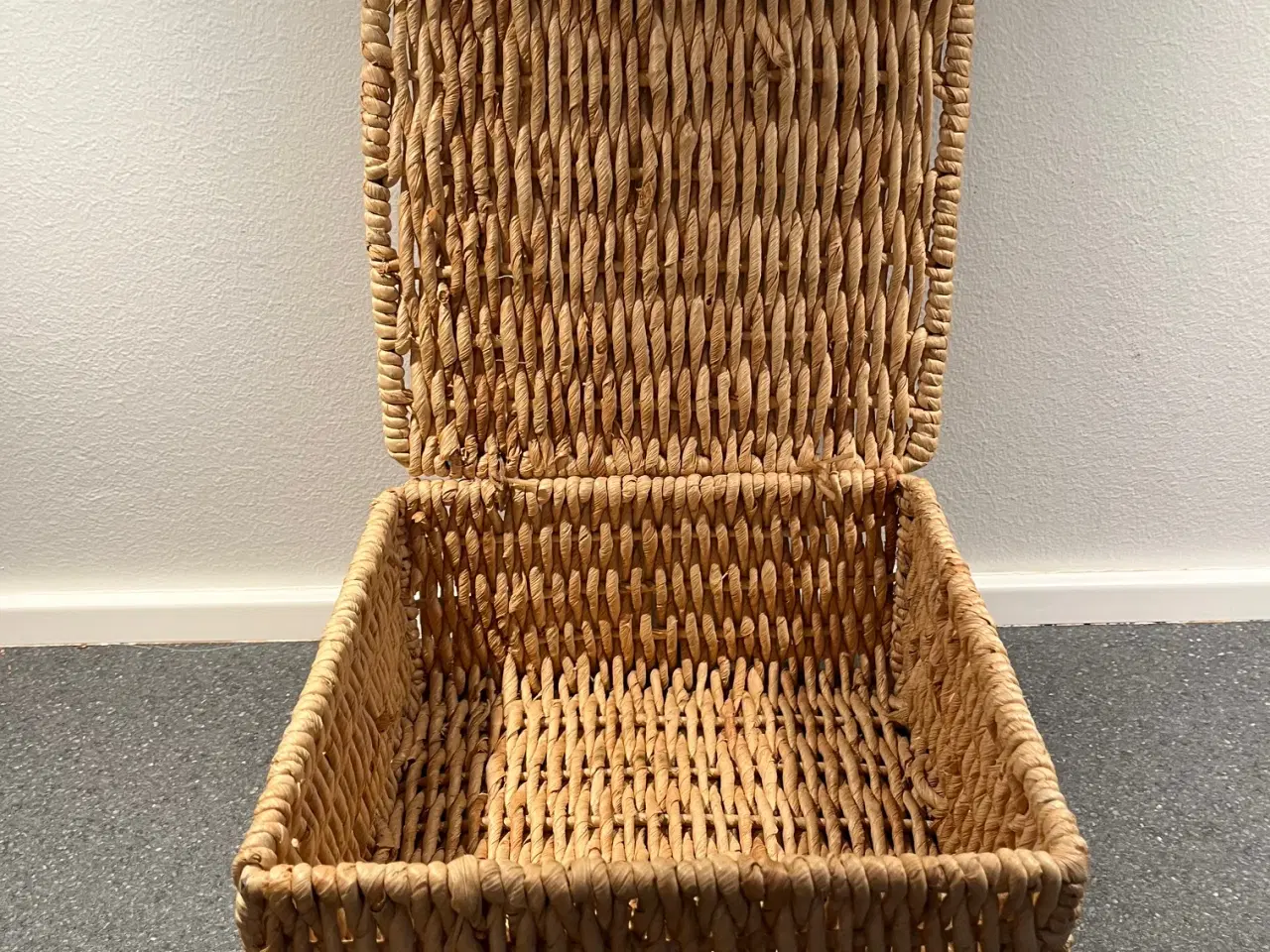 Billede 2 - Flettet opbevaringskurv med låg naturfarvet