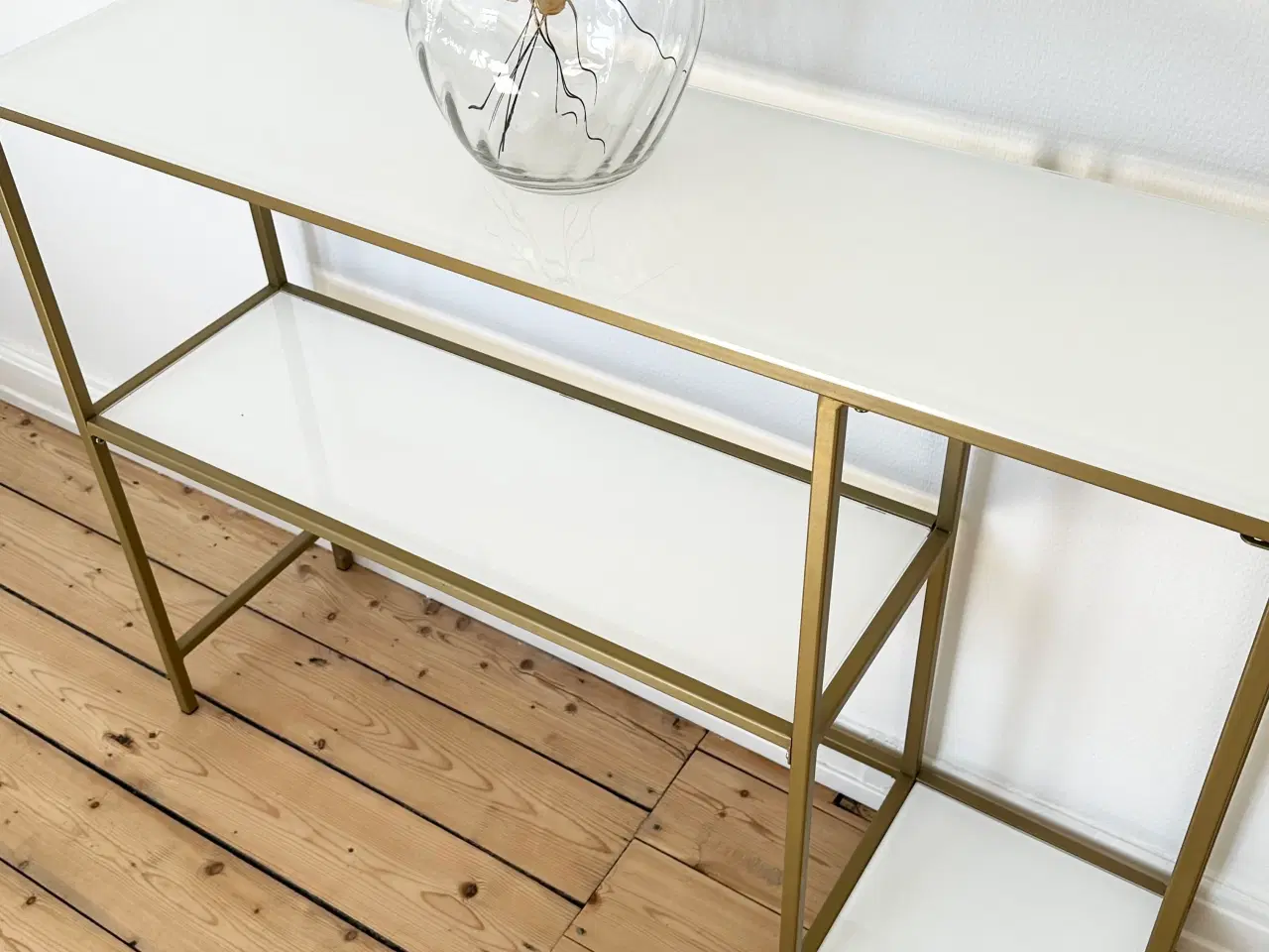 Billede 1 - Reol i glas med guld stel