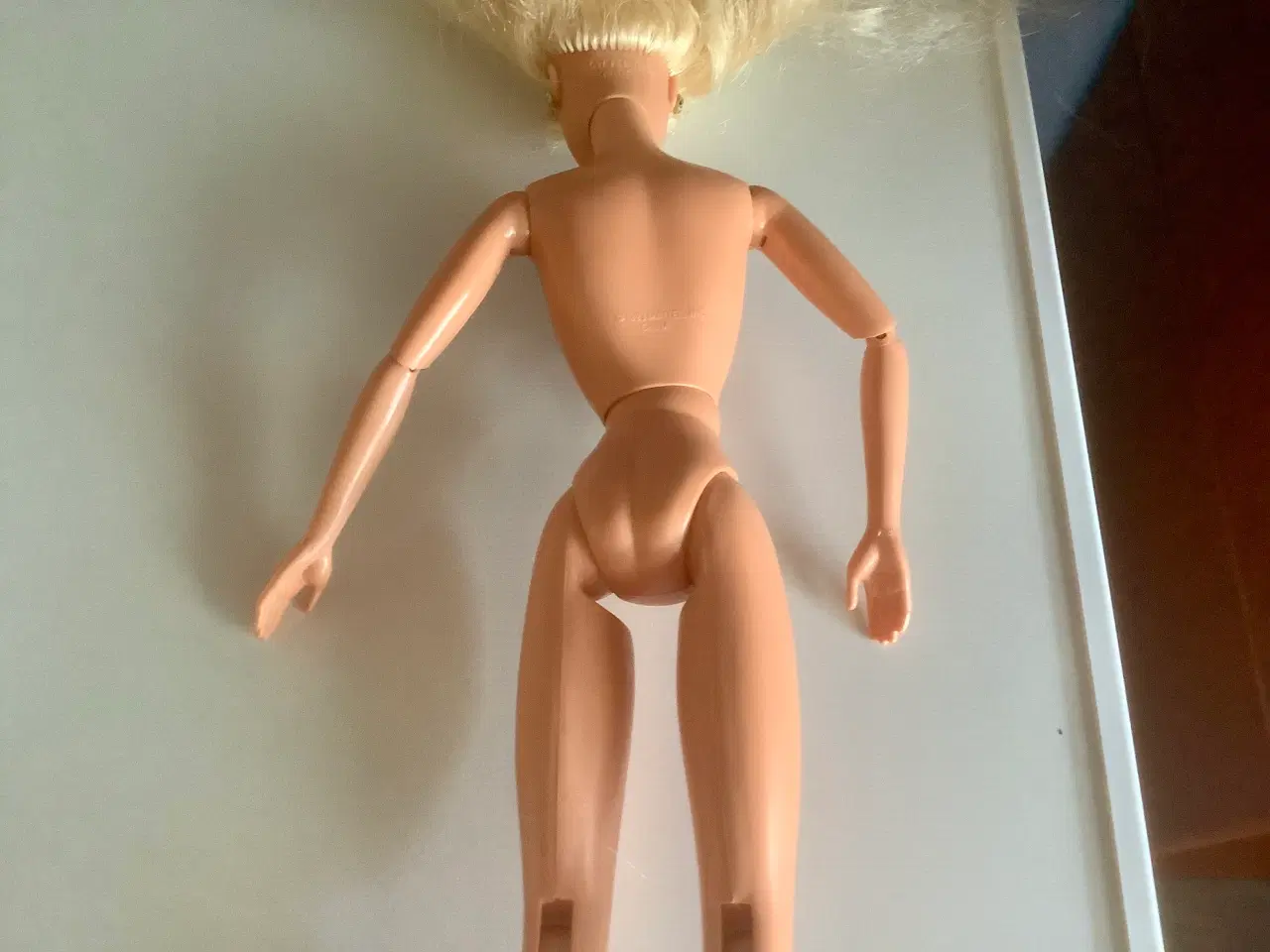 Billede 9 - Barbie med langt blondt hår og blå øjne.