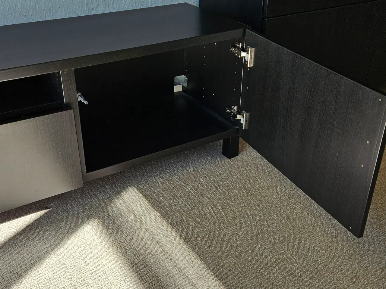 Billede 2 - IKEA tv-bord i mørk trælook 