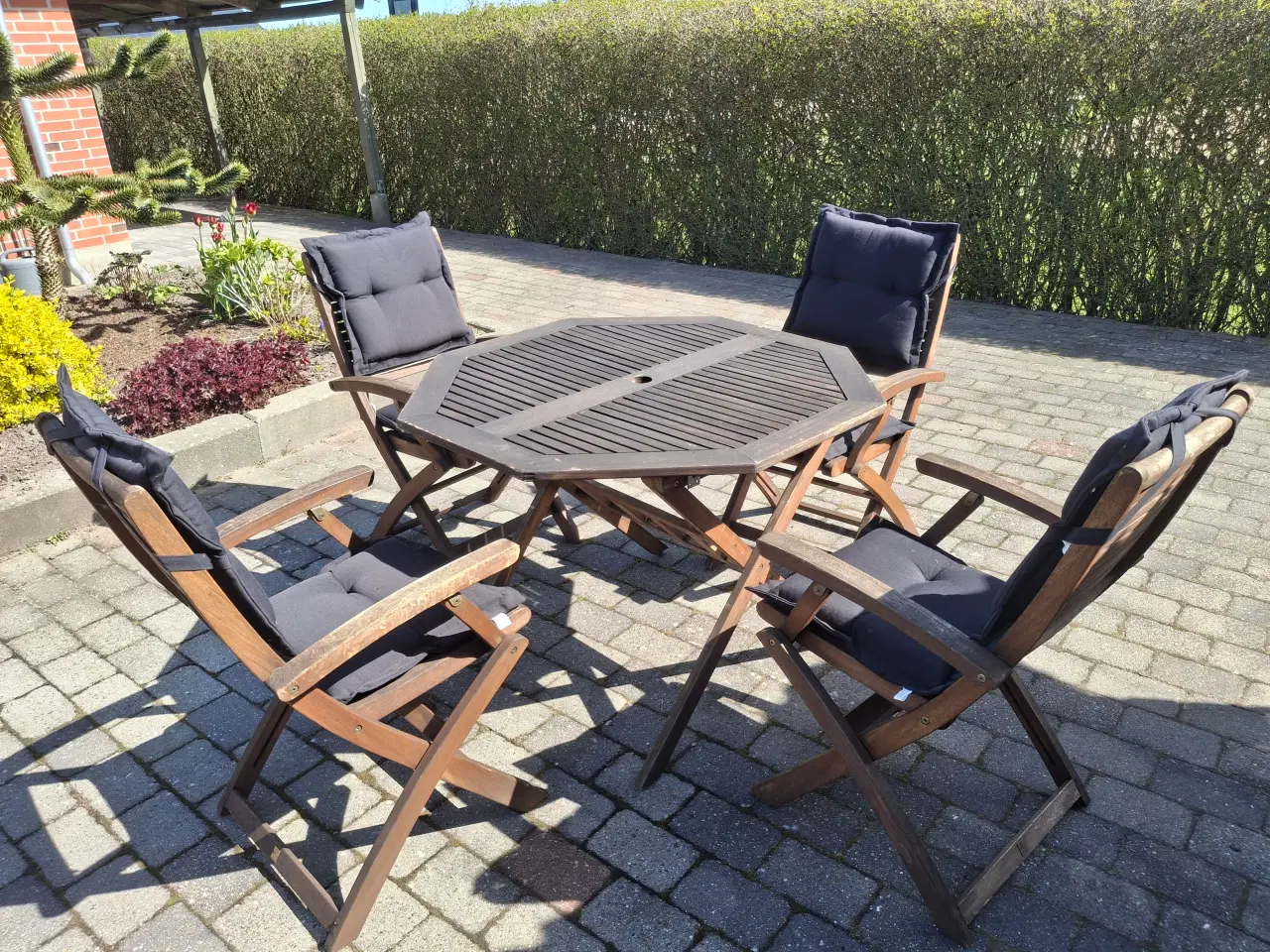 Billede 1 - Træborg med 4 stole og sidde hynde og ryk hynde