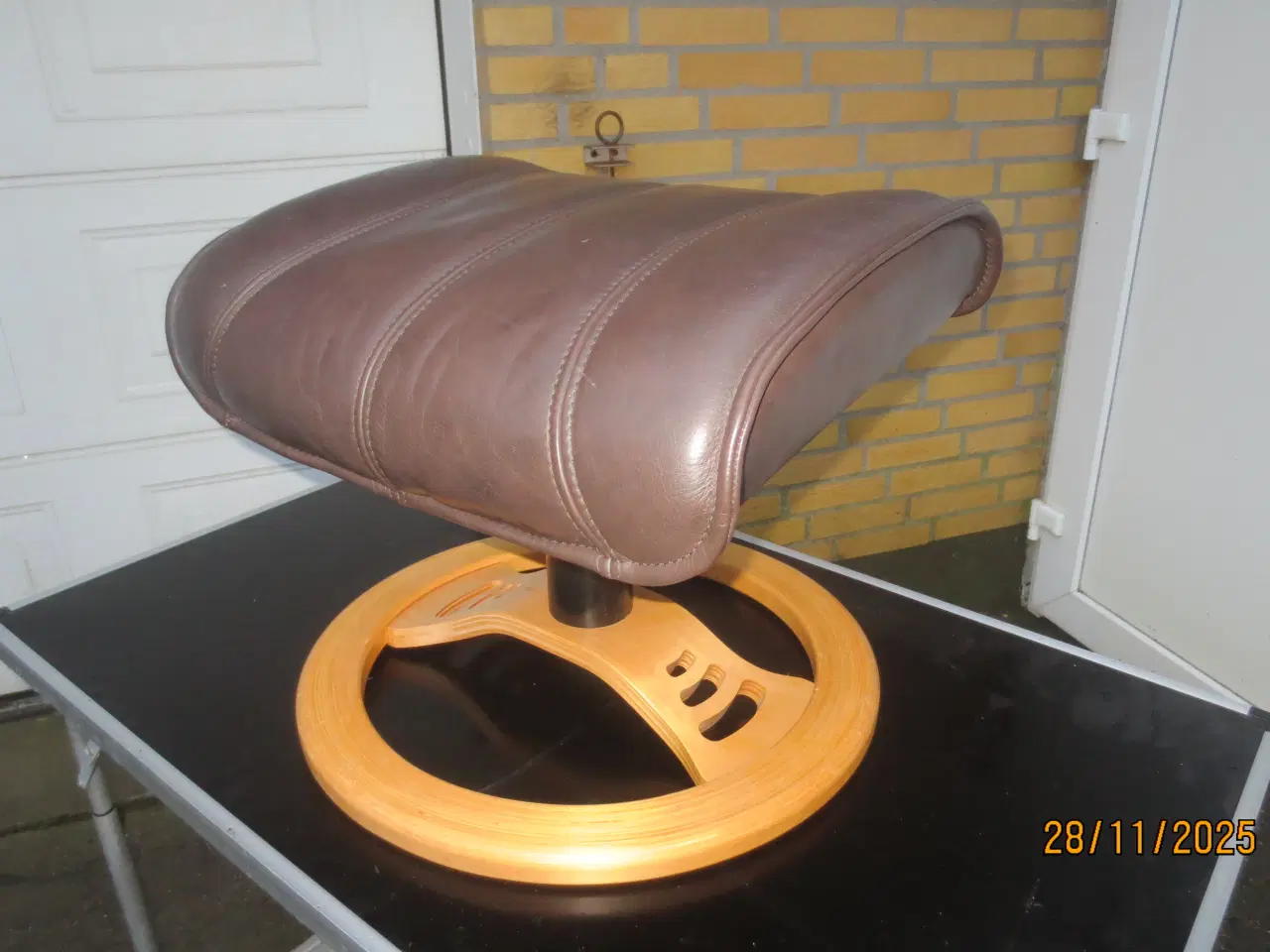 Billede 1 - 1 stk Fodskammel med Mørkebrun læder