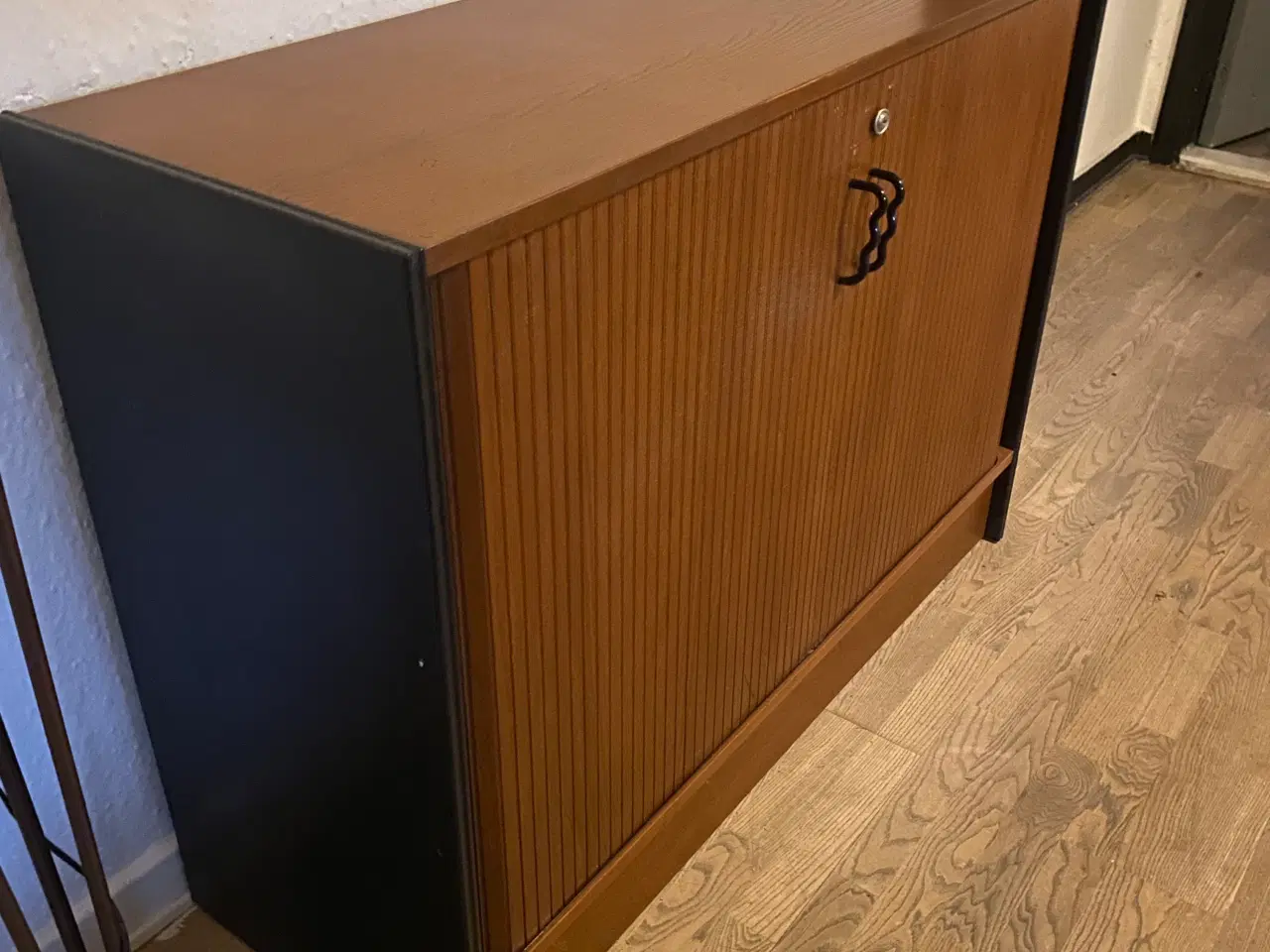 Billede 3 - Ældre kirsebær kommode med rulle låger 