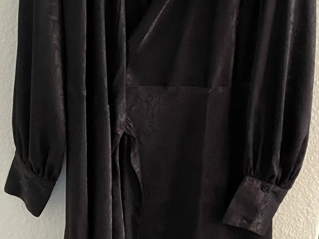 Billede 1 - Karmamia slå om kjole str L/x jaguar sort 