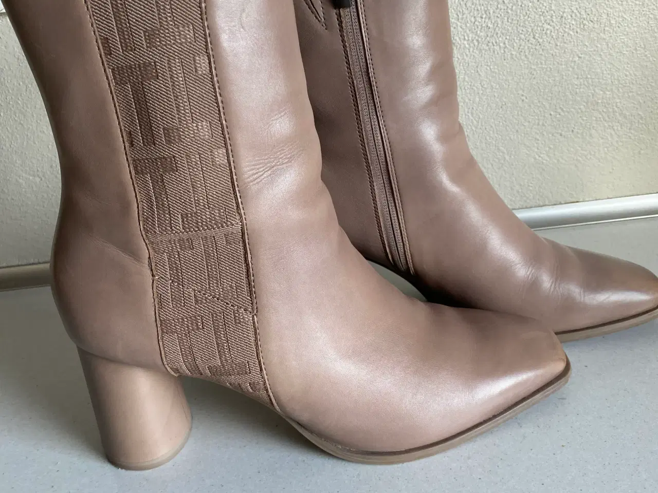 Billede 1 - Tamaris støvletter m hæl