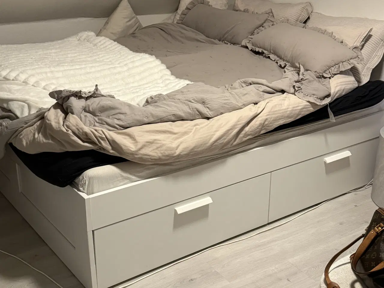 Billede 2 - BRIMNES Sengestel m. opbevaring, hvid, 180x200 cm