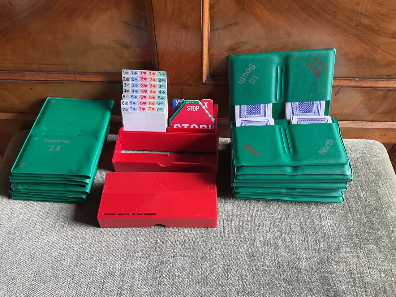 Billede 1 - Bridge meldekasser, og kortmapper med kort.