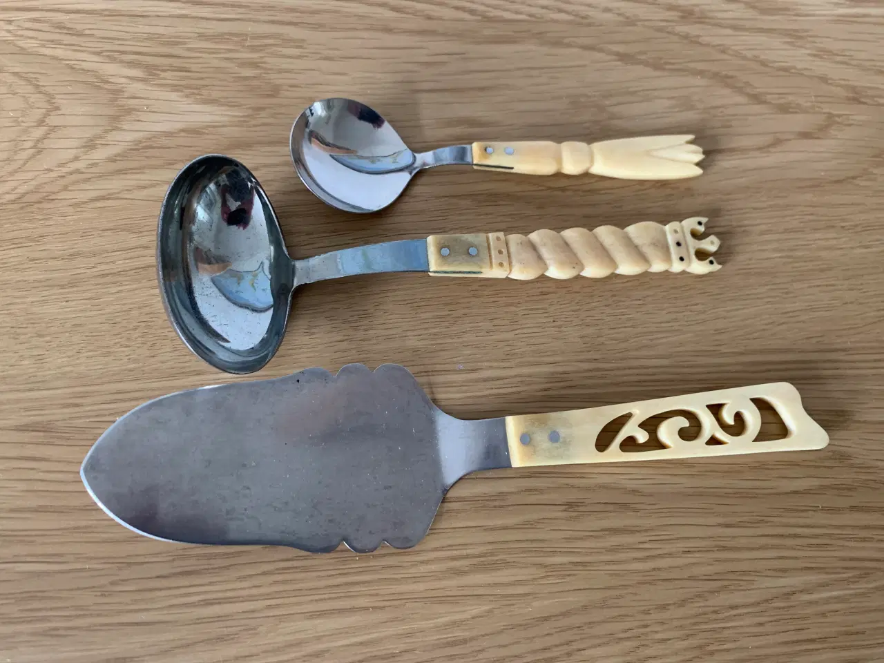 Billede 1 - Én sovse-ske, en spade, en større ske i rustfrit