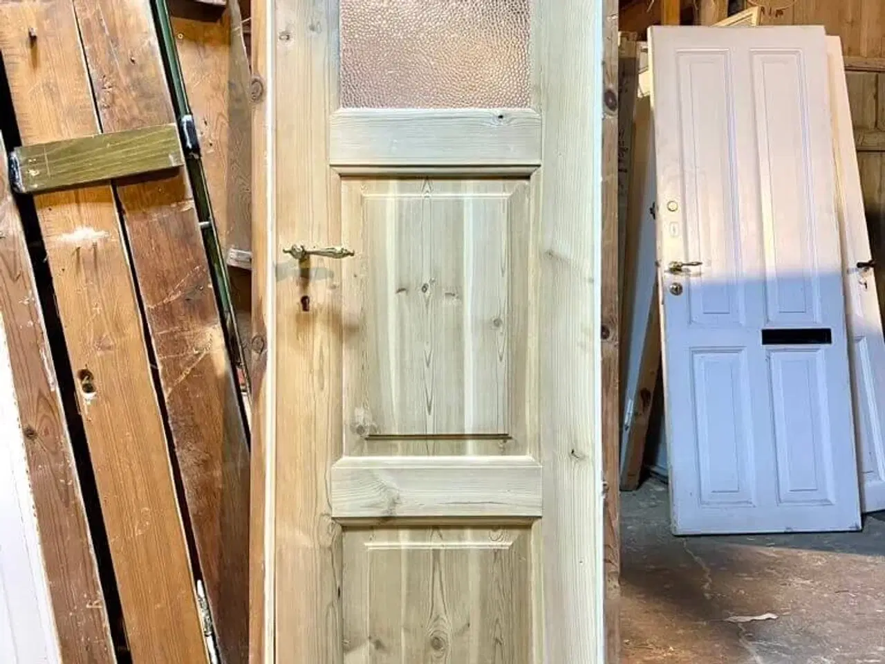 Billede 2 - Klassisk, lille toiletdør m. rude og karm