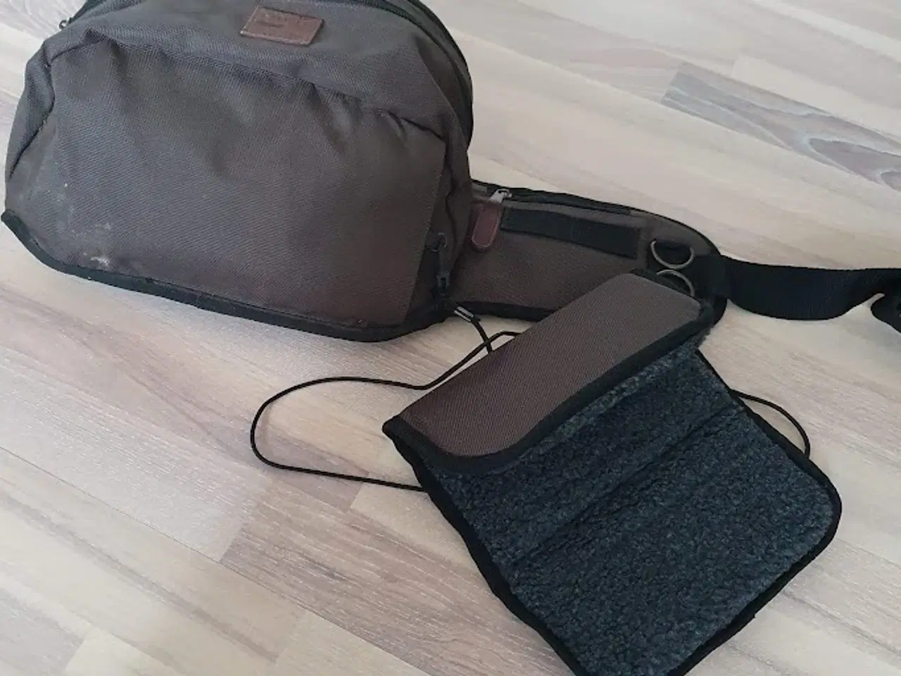 Billede 1 - Taske. Hofte taske med mange detaljer 