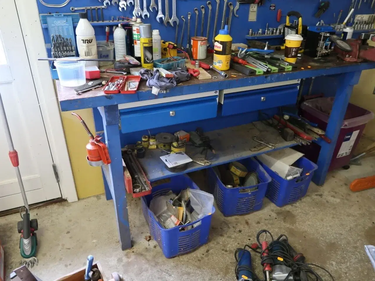 Billede 9 - Arbejdsbord med skruestik samt værktøjstavle med div. Værktøj