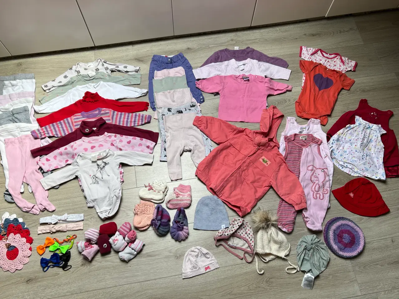 Billede 1 - Babytøjpakke pige str 56 (62 dele) 