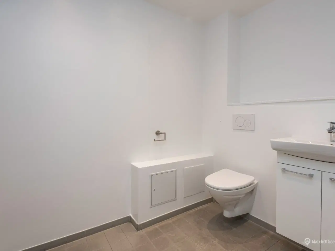 Billede 6 - Yderst central placering med store facadevinduer!