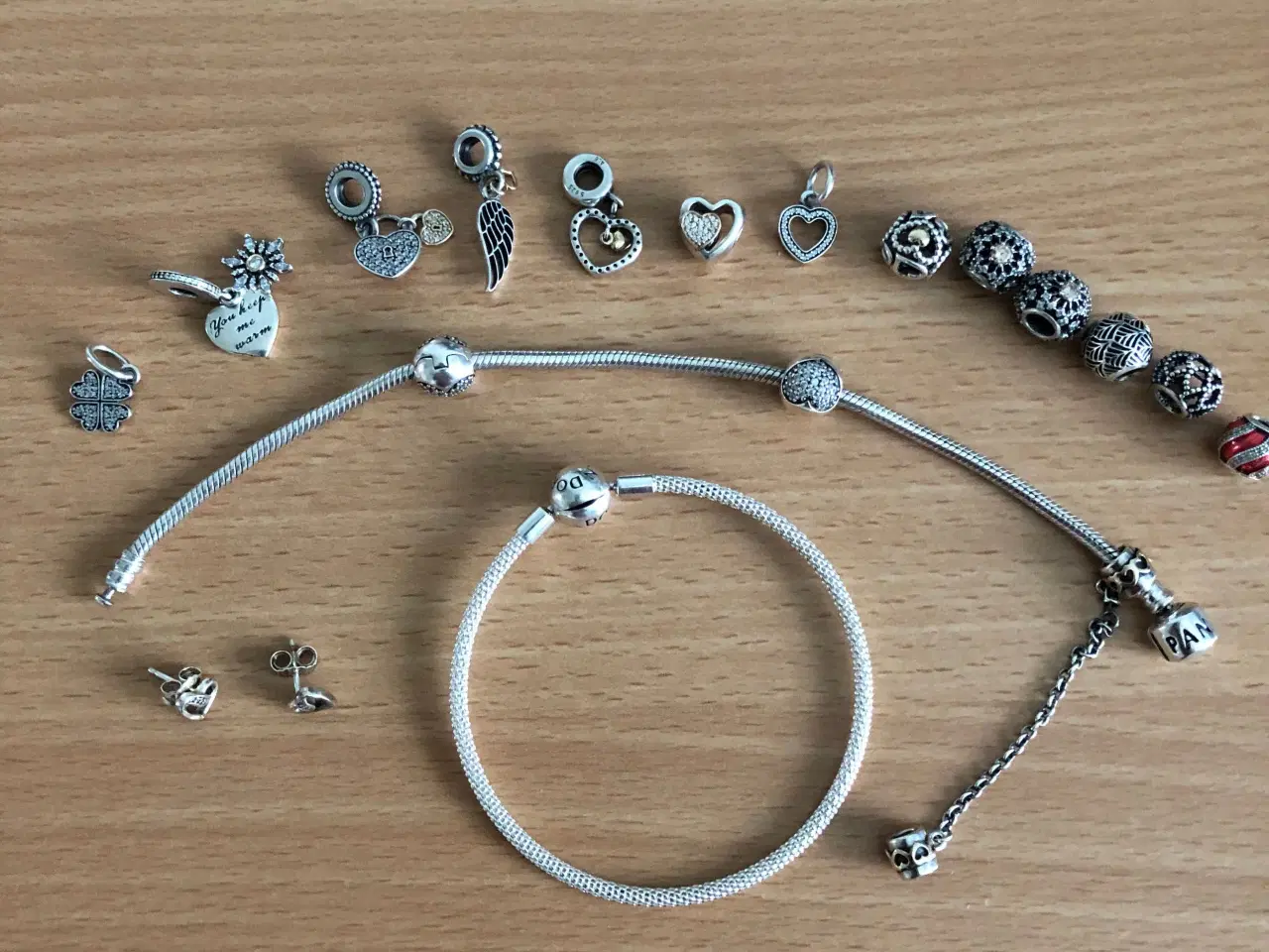 Billede 1 - Pandora armbånd med div. Charms. Sælges kun samlet