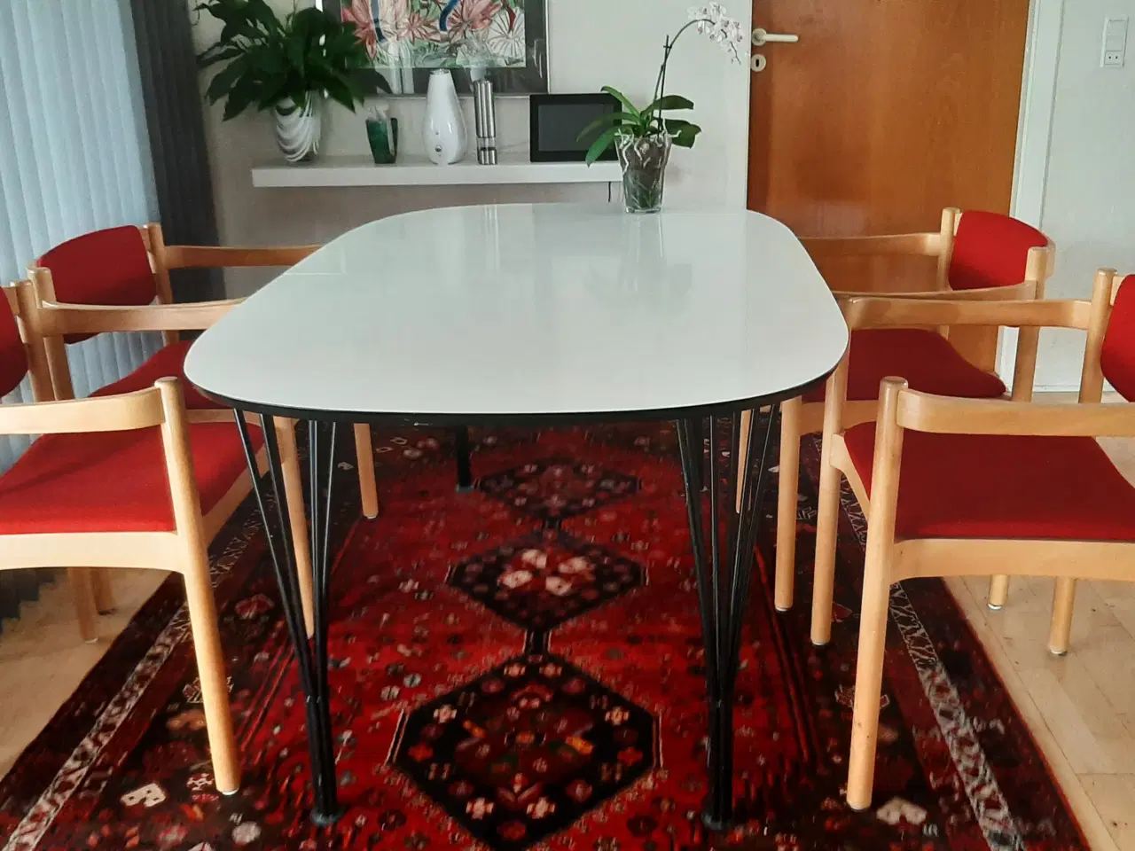 Billede 1 - Spisebord med 1 tillægs plader og 6 armlæne stole