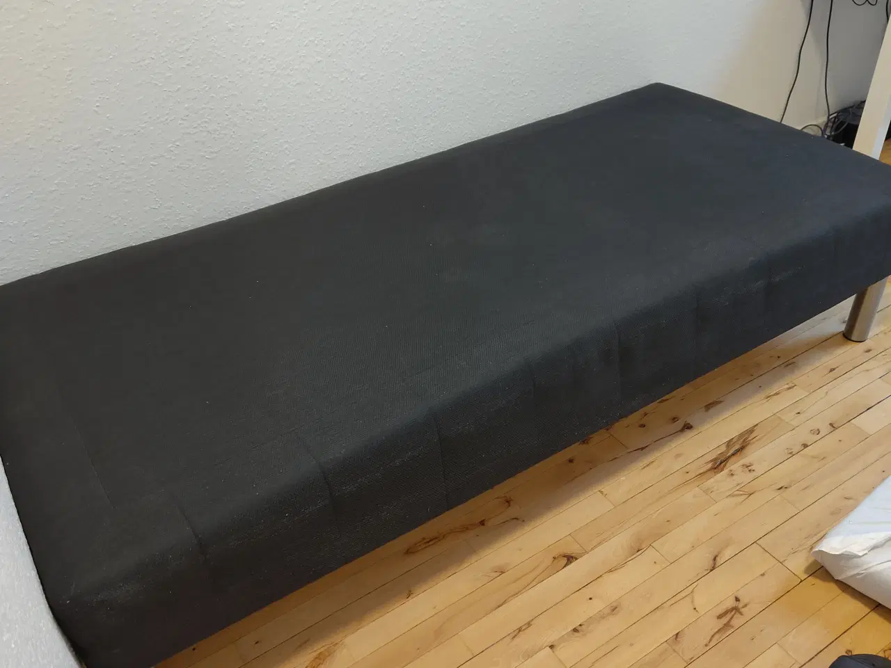 Billede 3 - Boksmadras 90x200cm Der følger 4 sengeben med