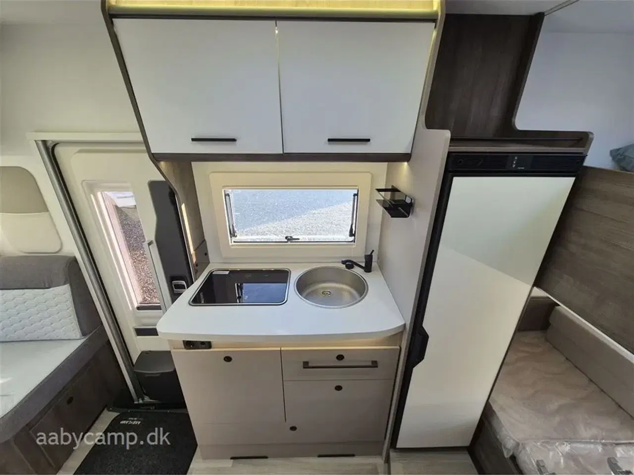 Billede 13 - 2026 - Benimar Tessoro   Nk Pakke. 8 trins Automatgear. 200W solceller. Webasto Dieselfyr. Kompressor køleskab. Køjer bag og sænkeseng Foran.