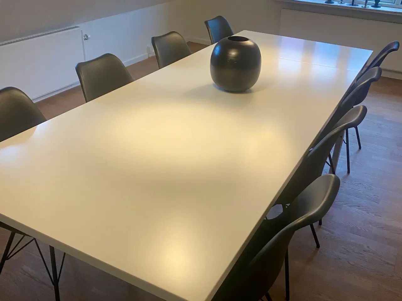 Billede 2 - Spisebord blank hvid med krom ben 
