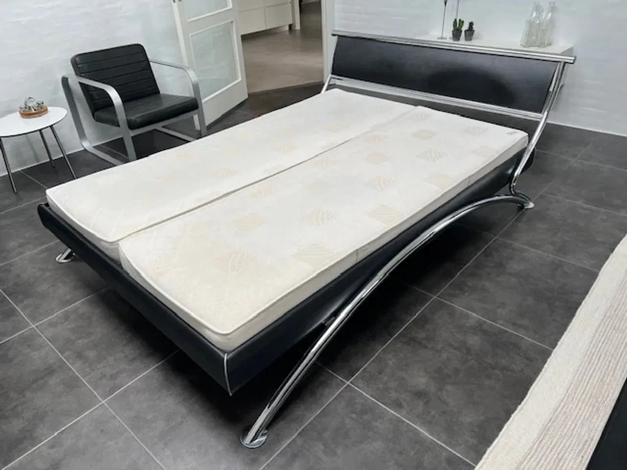 Billede 1 - Seng 140x200cm fra Hasena