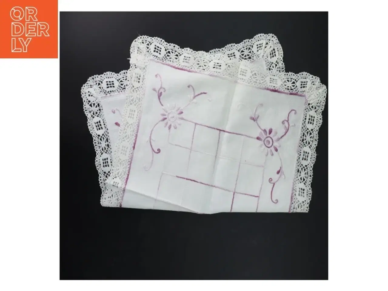 Billede 1 - Broderet dug (str. 52x37 cm)