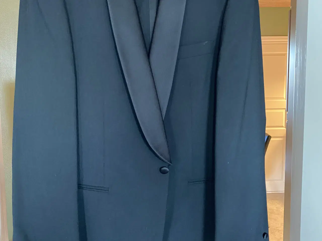 Billede 1 - Sort smoking med hvid skjorte