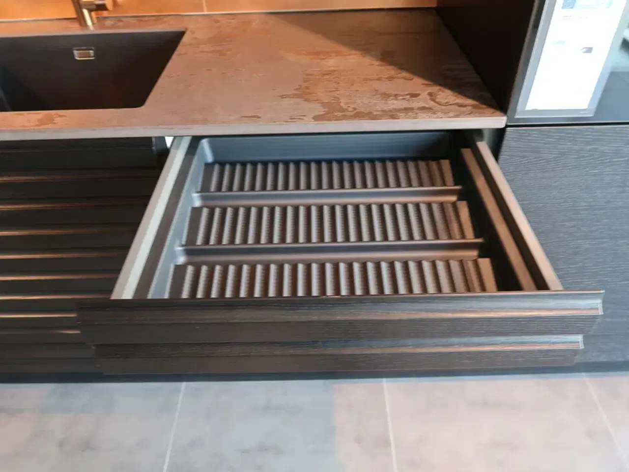 Billede 16 - Køkken AUBO Black Oak / Oak Line, Sort med armatur uden hårdehvidevarer