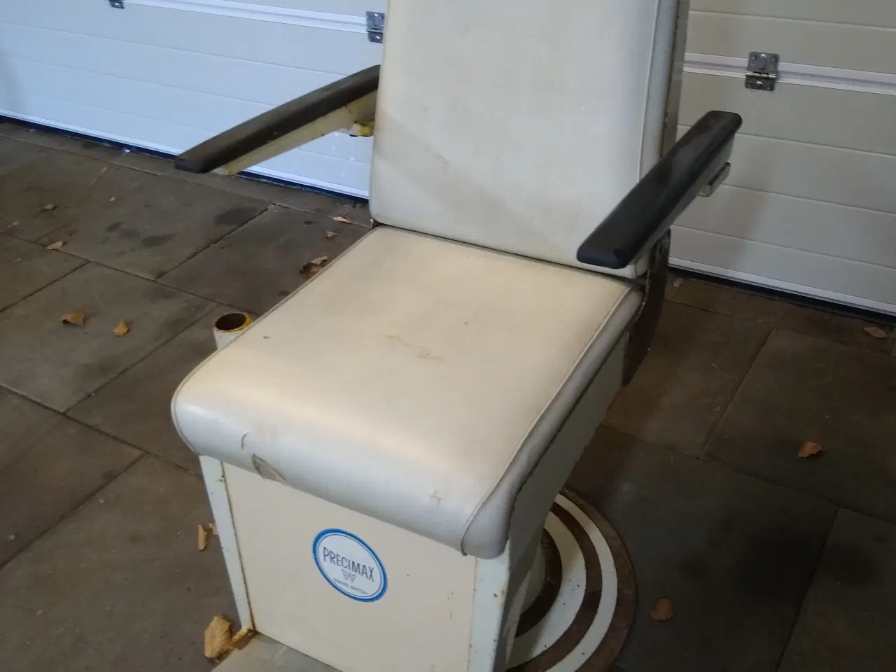 Billede 1 - barberstol ,Gammel.