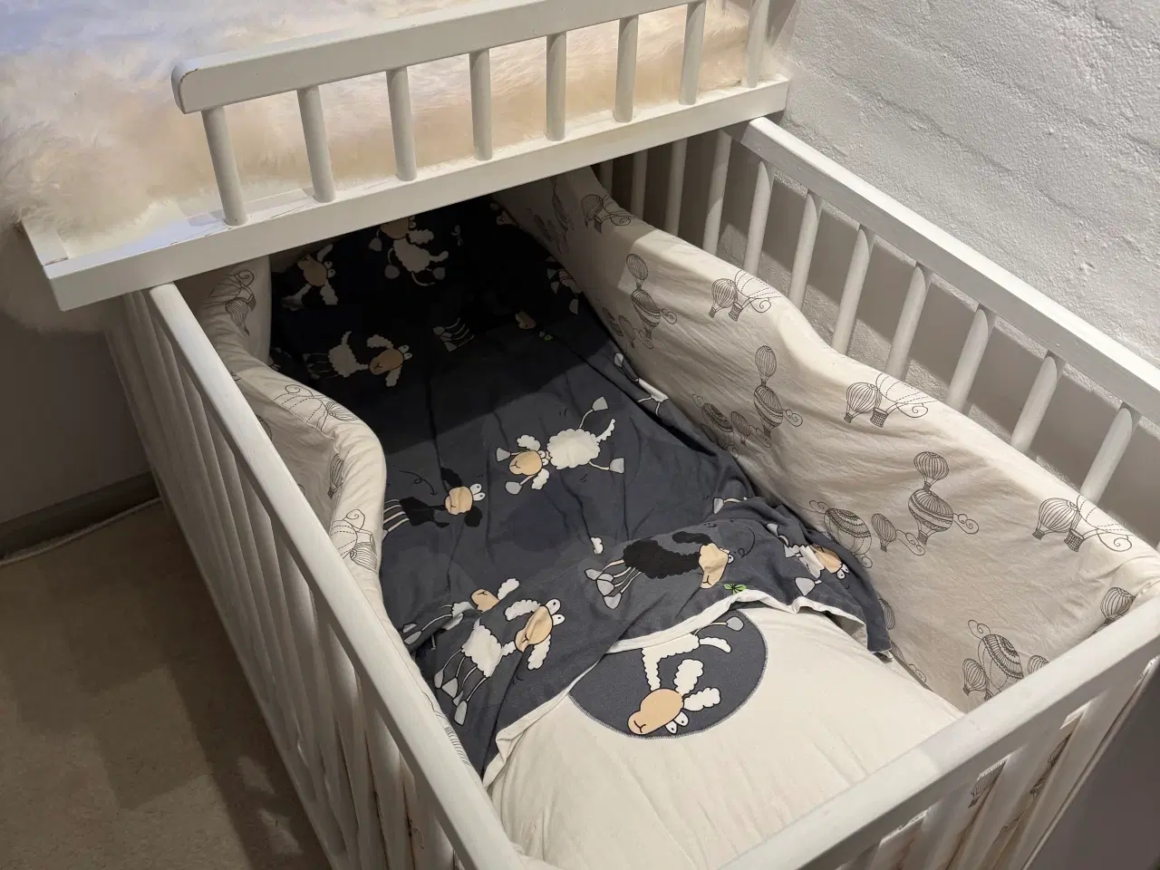 Billede 2 - Tremmeseng med puslebord