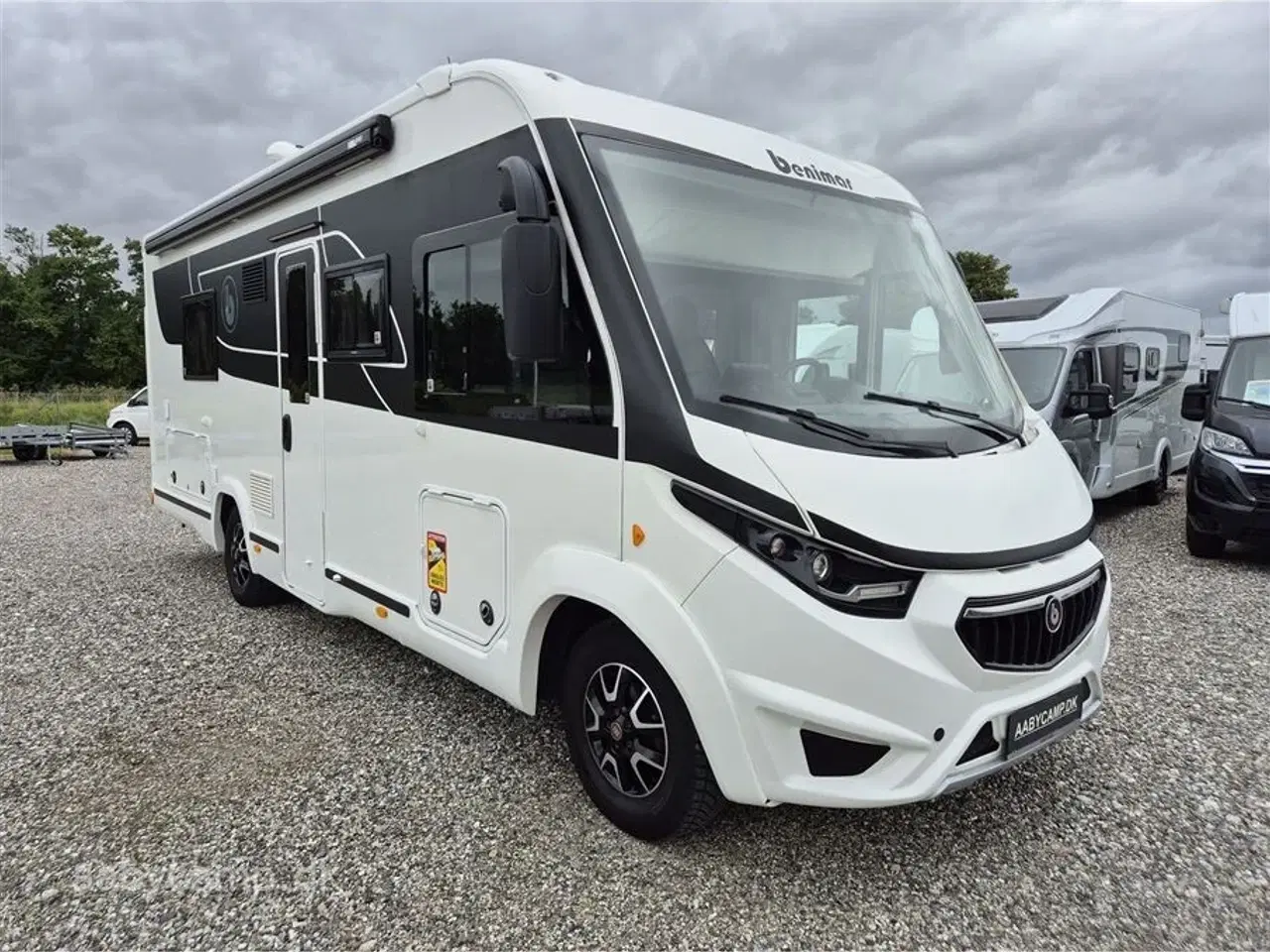 Billede 1 - 2021 - Benimar Amphitryon 957 Solceller. lithium batterier. A/C. hydrauliske støtteben. Webasto Dieselfyr. sænkbart cykelstativ. Luftundervogn på bagaksel.