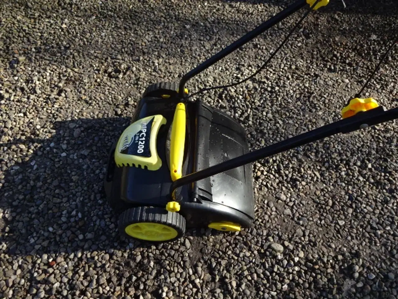 Billede 2 - Vertikalskærer / mosfjerner / plænelufter