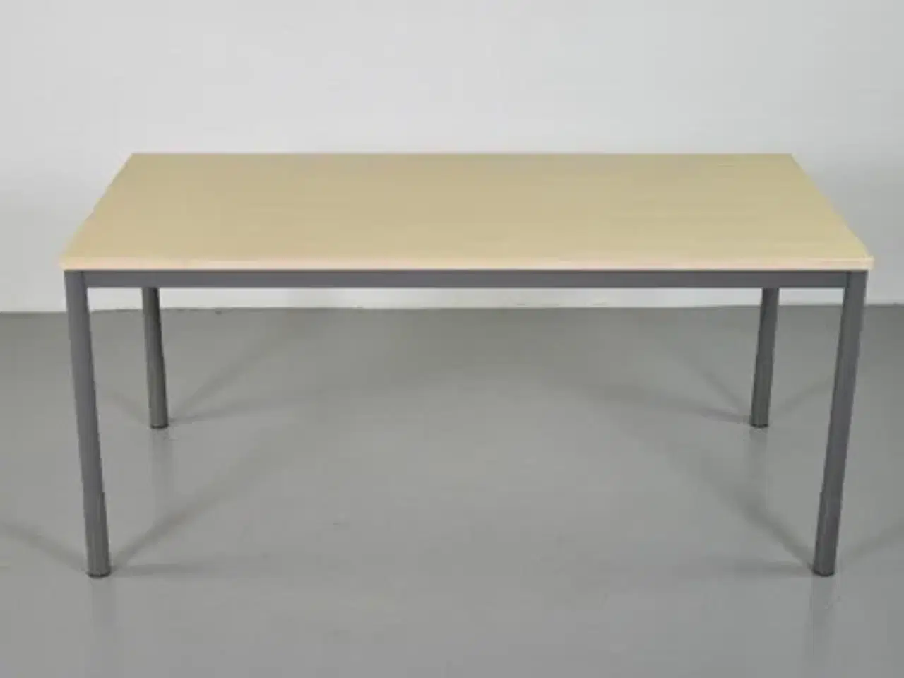 Billede 3 - Efg kantinebord med birkeplade og gråt stel