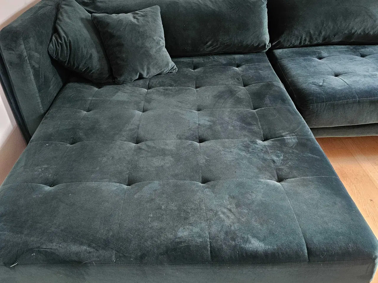 Billede 3 - Grøn velour sofa m. stor chaiselong.