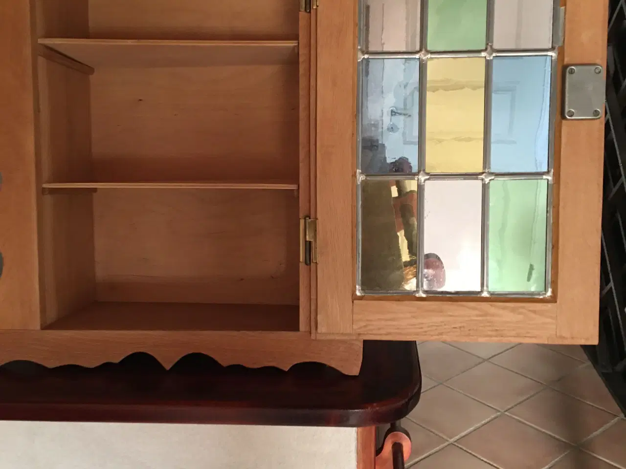 Billede 2 - Væghængt lille skab med blyindg. ruder