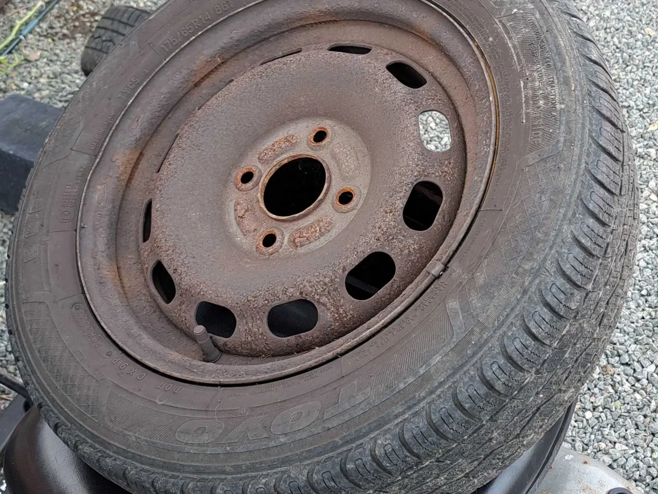 Billede 2 - Helårsdæk på fælge 