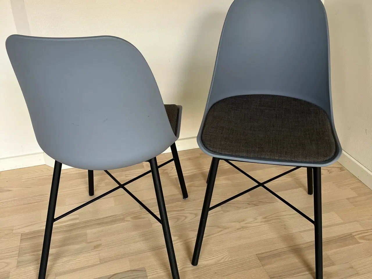 Billede 2 - Spisebordsstole 2 stk. i lysblå plast m/grå stof