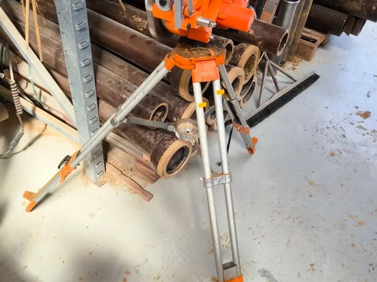 Billede 2 - Elektrisk rørskærer MICHANN 110 på stativ, inkl. batteri