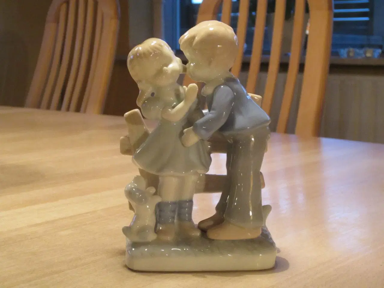 Billede 3 - Figur Dreng kysser pige