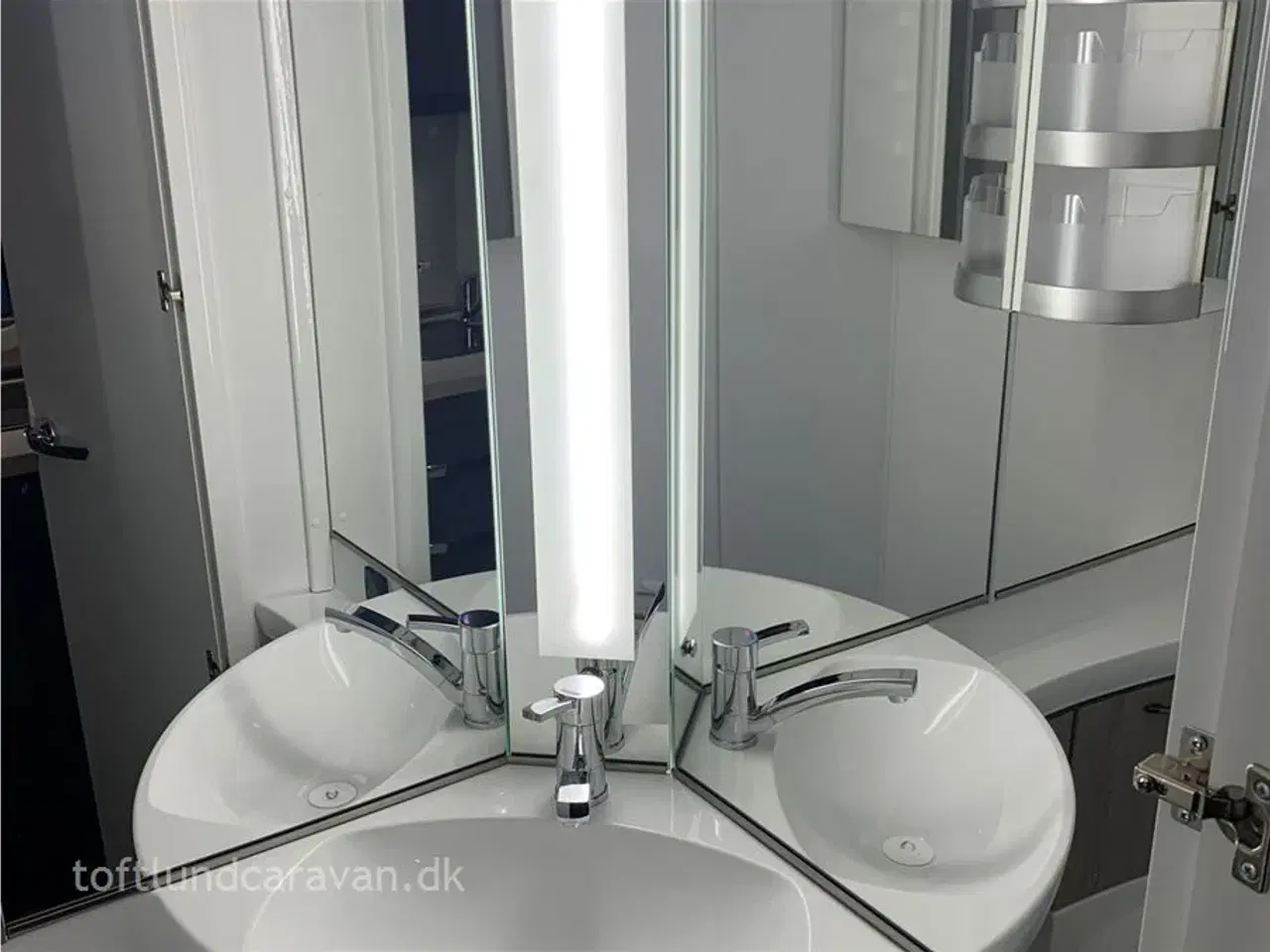 Billede 15 - 2025 - Hobby On Tour 460 DL   Sønderjyllands aut. HOBBY forhandler. NY 2025 m/ENKELTSENGE m/lameludtræk. NU PÅ LAGER !